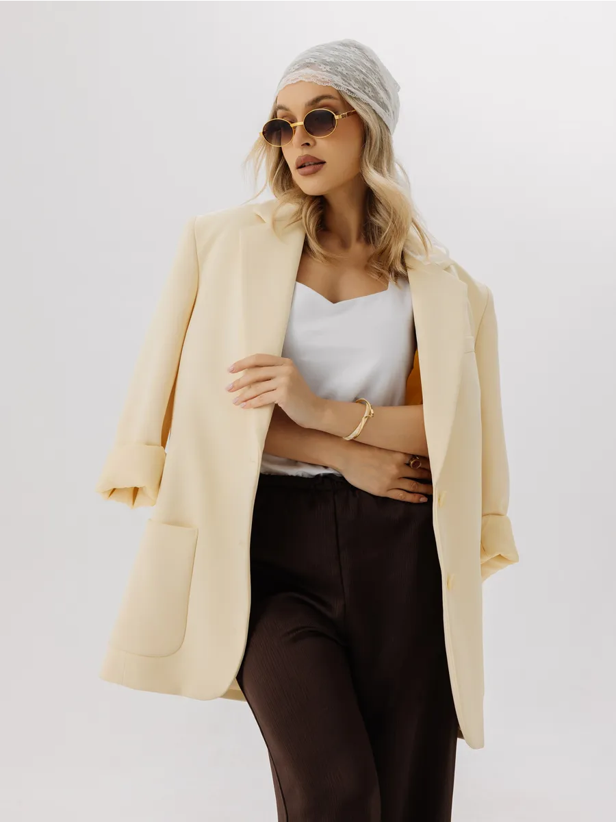 Майка базовая на широких бретельках под пиджак белый