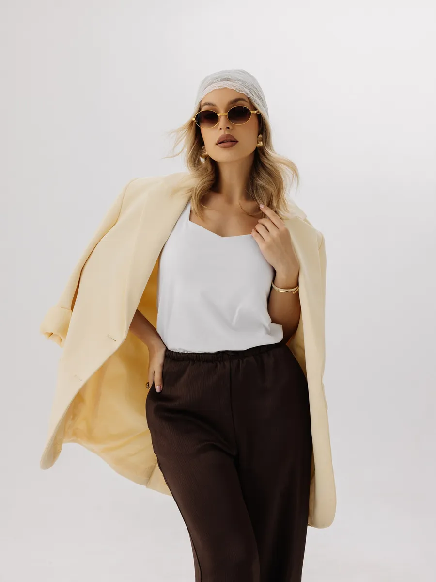 Майка базовая на широких бретельках под пиджак белый