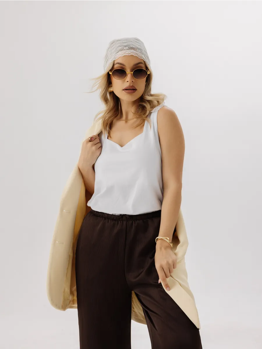 Майка базовая на широких бретельках под пиджак белый