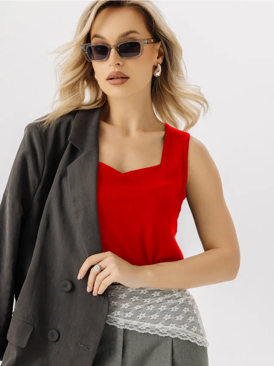 Майка базовая на широких бретельках под пиджак красный