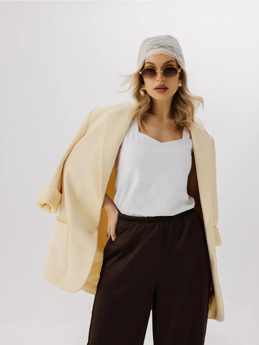 Майка базовая на широких бретельках под пиджак белый