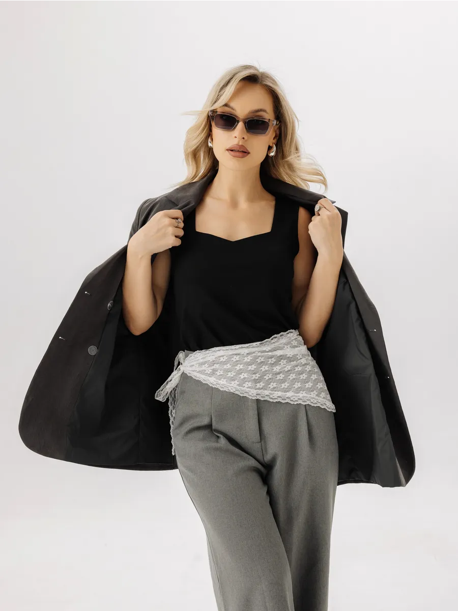 Майка базовая на широких бретельках под пиджак черный