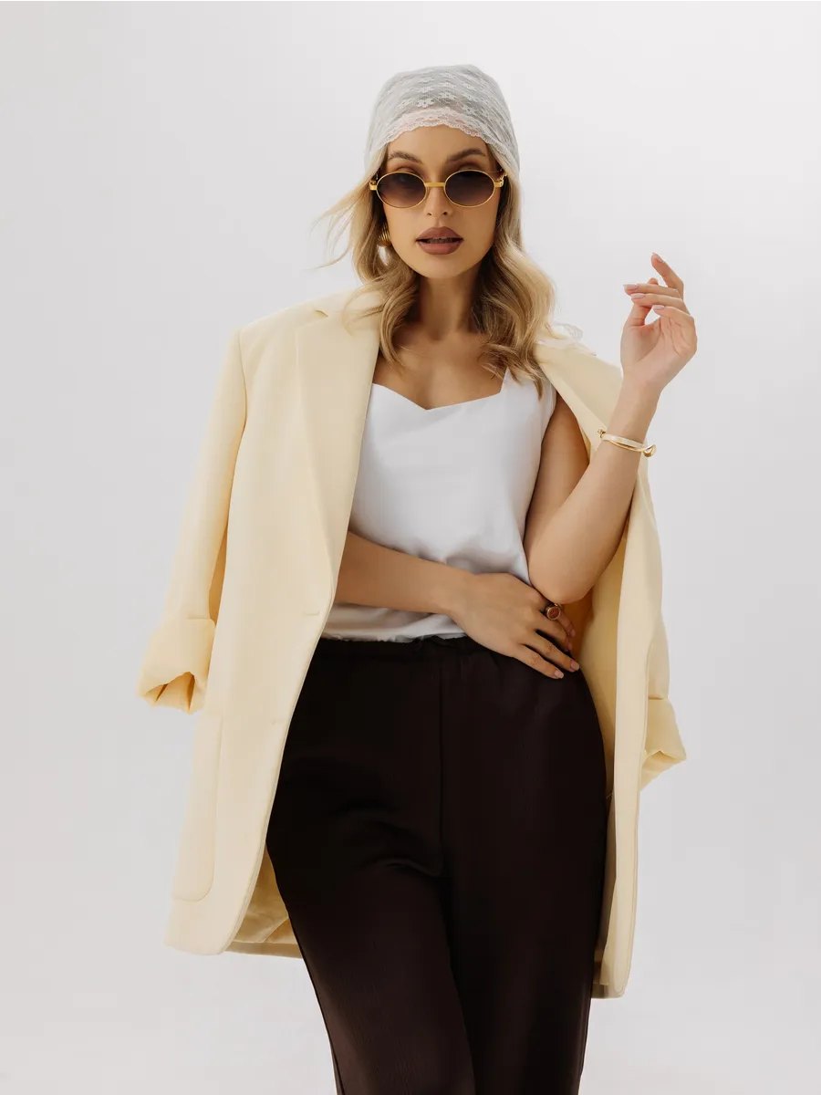 Майка базовая на широких бретельках под пиджак белый